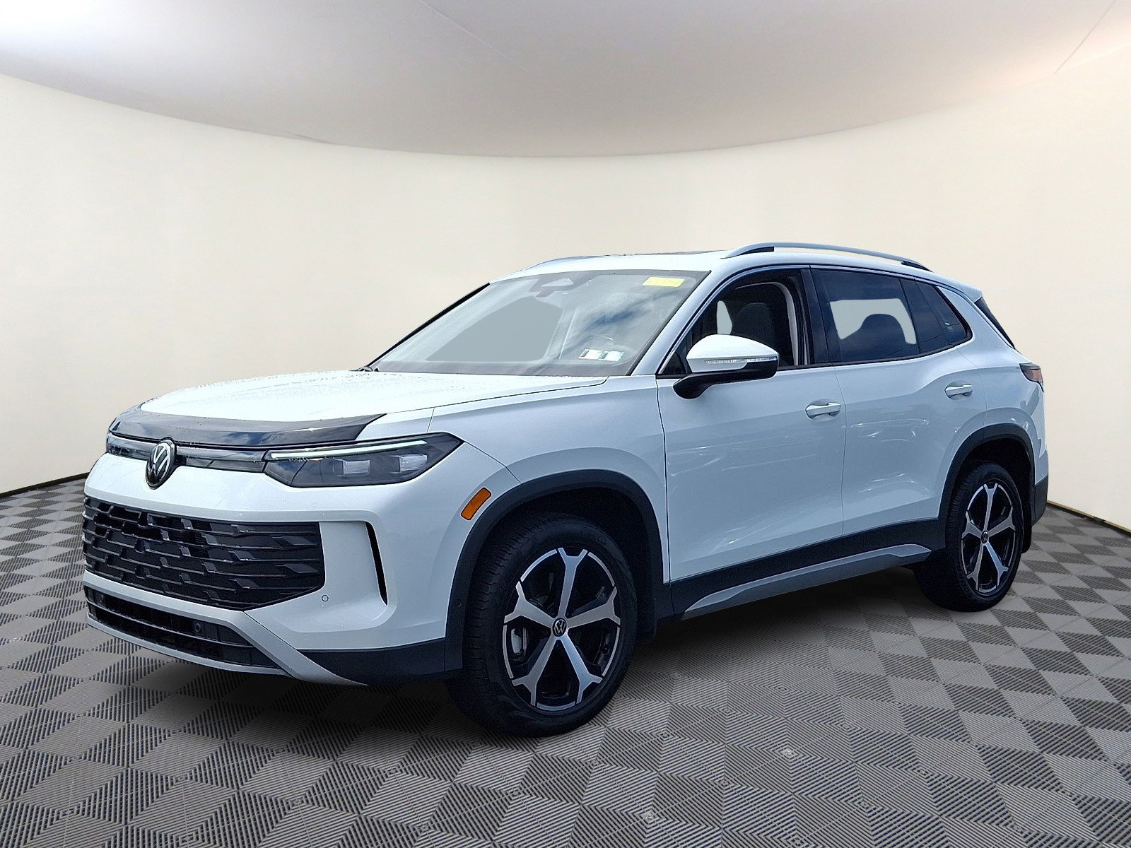 Certified 2026 Volkswagen Tiguan SE AWD/4WD image 3