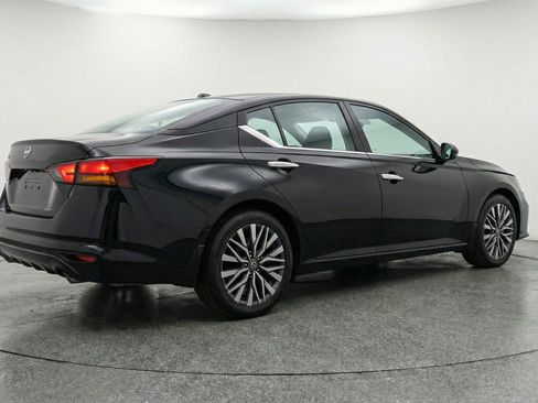 Used 2025 Nissan Altima 2.5 SV image 9