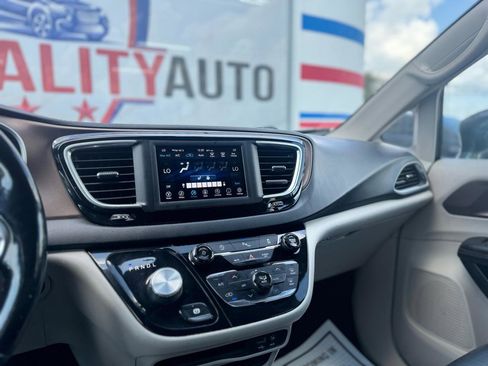 Used 2019 Chrysler Pacifica Touring-L FWD image 37