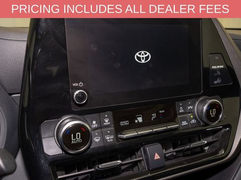 Used 2025 Toyota Highlander LE FWD image 14
