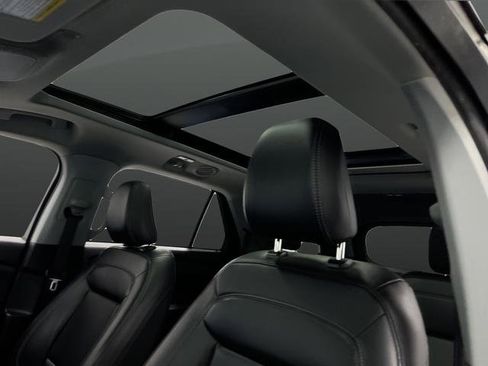 Used 2023 Ford Explorer XLT image 7