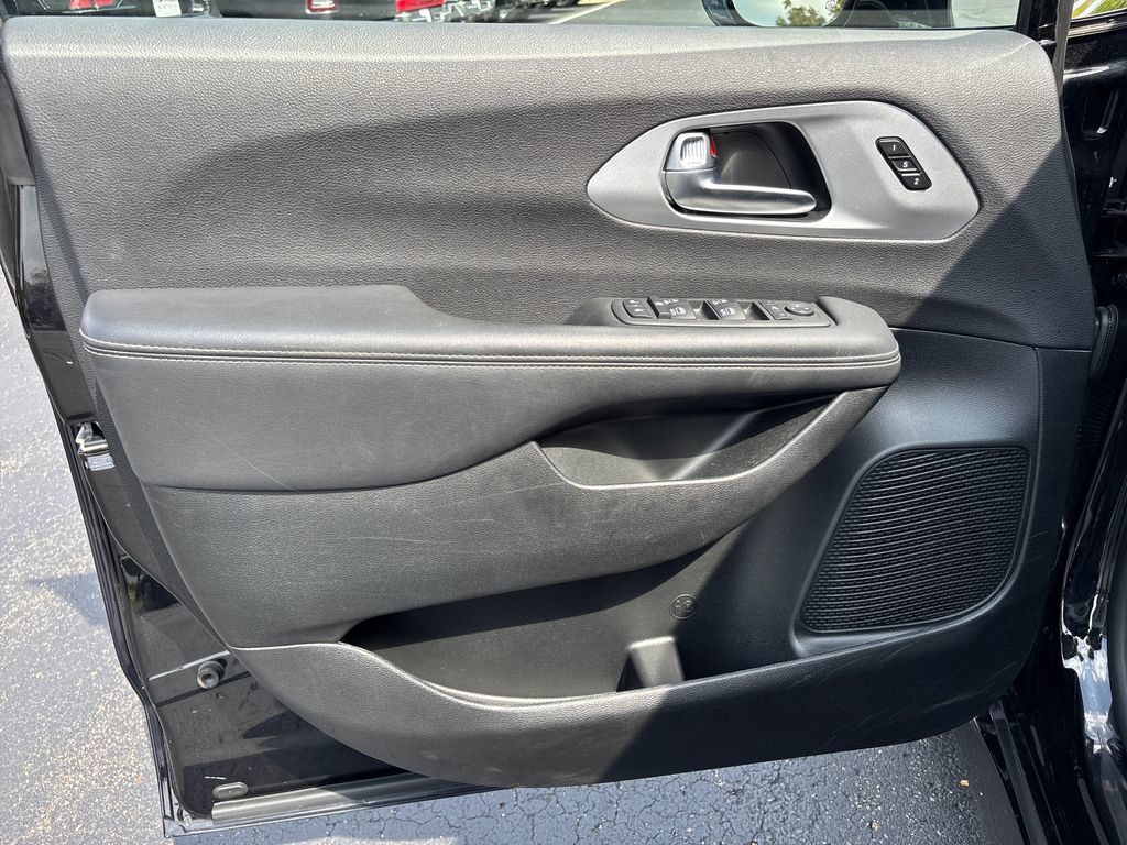 Used 2025 Chrysler Pacifica Limited FWD image 18