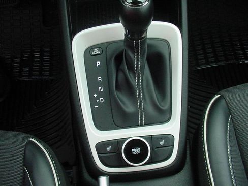 Used 2022 Hyundai Venue Limited image 19
