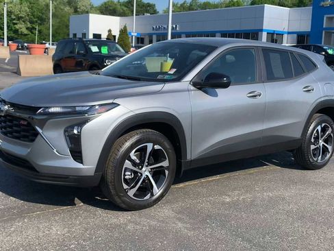 Certified 2025 Chevrolet Trax RS FWD image 4