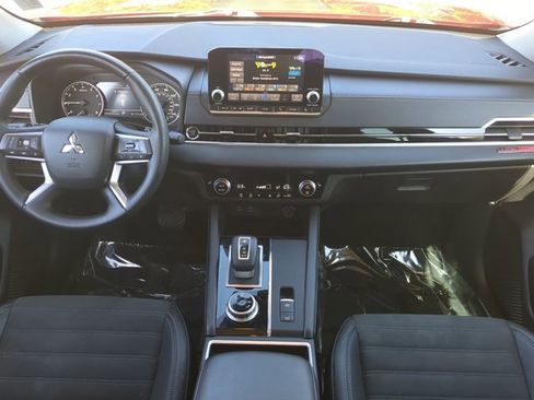 Used 2023 Mitsubishi Outlander SE image 14