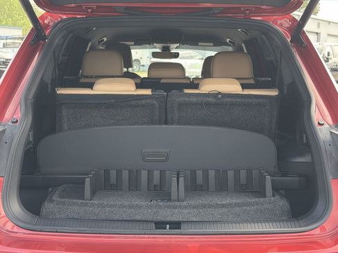 Used 2024 Volkswagen Tiguan SE image 32