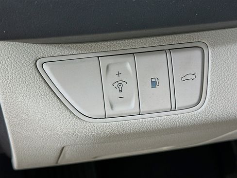 Used 2022 Genesis G70 2.0T image 17