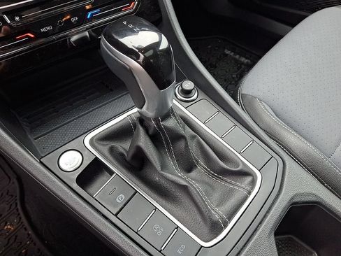 Used 2025 Volkswagen Jetta SE FWD image 16