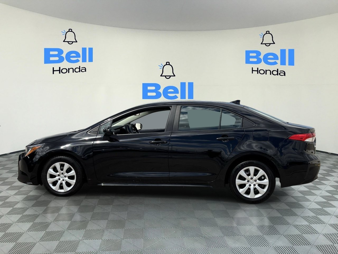 Used 2024 Toyota Corolla LE FWD image 2