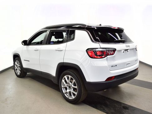 Used 2025 Jeep Compass Limited image 5