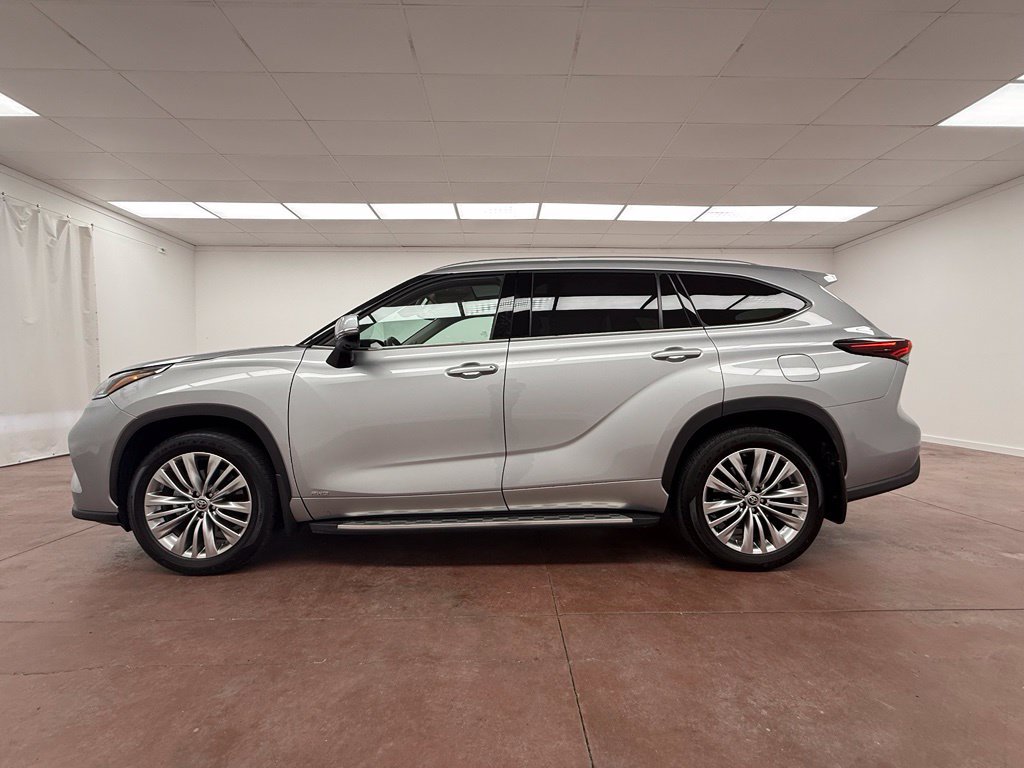 Used 2025 Toyota Highlander Platinum AWD/4WD image 2