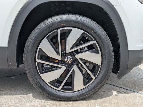 Used 2024 Volkswagen Atlas SE w/ Panoramic Sunroof Package image 11