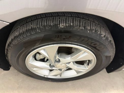 Used 2023 Hyundai Elantra SE FWD image 10