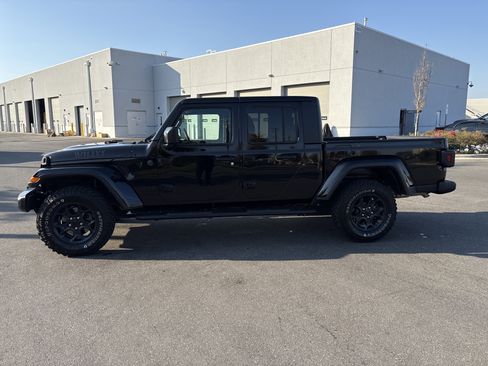 Certified 2023 Jeep Gladiator Willys image 6
