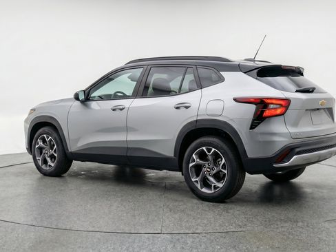 Used 2025 Chevrolet Trax LT w/ LT Convenience Package FWD image 6