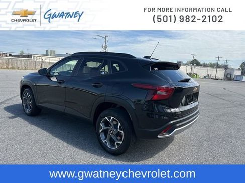 Used 2025 Chevrolet Trax LT w/ LT Convenience Package image 7