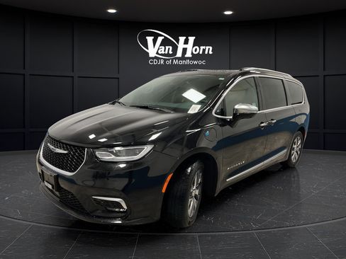 Used 2023 Chrysler Pacifica Pinnacle FWD image 3