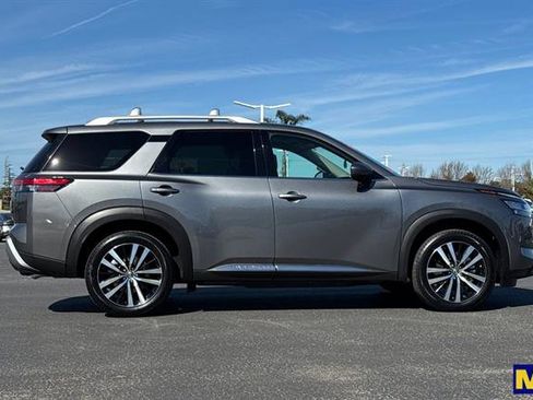 Used 2023 Nissan Pathfinder Platinum image 3