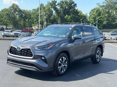 Used 2022 Toyota Highlander XLE AWD/4WD image 9