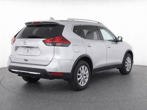 Used 2017 Nissan Rogue SV FWD image 4