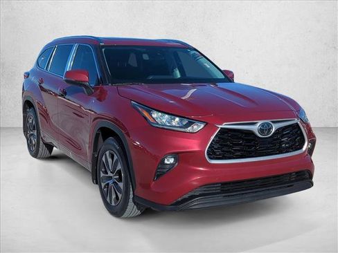 Used 2020 Toyota Highlander XLE image 3