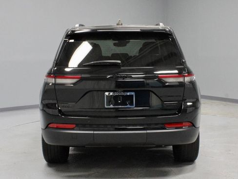 Used 2023 Jeep Grand Cherokee Limited w/ Black Appearance Package AWD/4WD image 9
