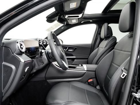 Used 2025 Mercedes-Benz GLC 300 4MATIC image 6
