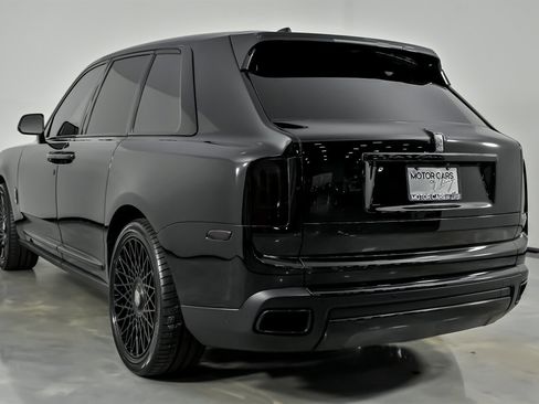 Used 2022 Rolls-Royce Cullinan w/ Dark Exterior Package image 10
