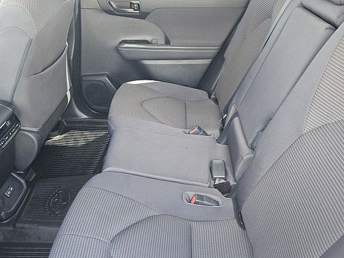Used 2023 Toyota Highlander L FWD image 8