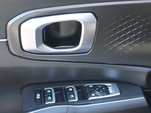 Used 2023 Kia Sorento LX image 18