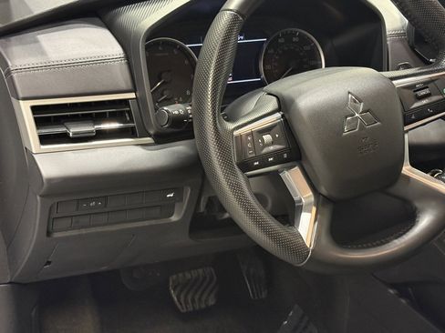 Used 2024 Mitsubishi Outlander SE image 11