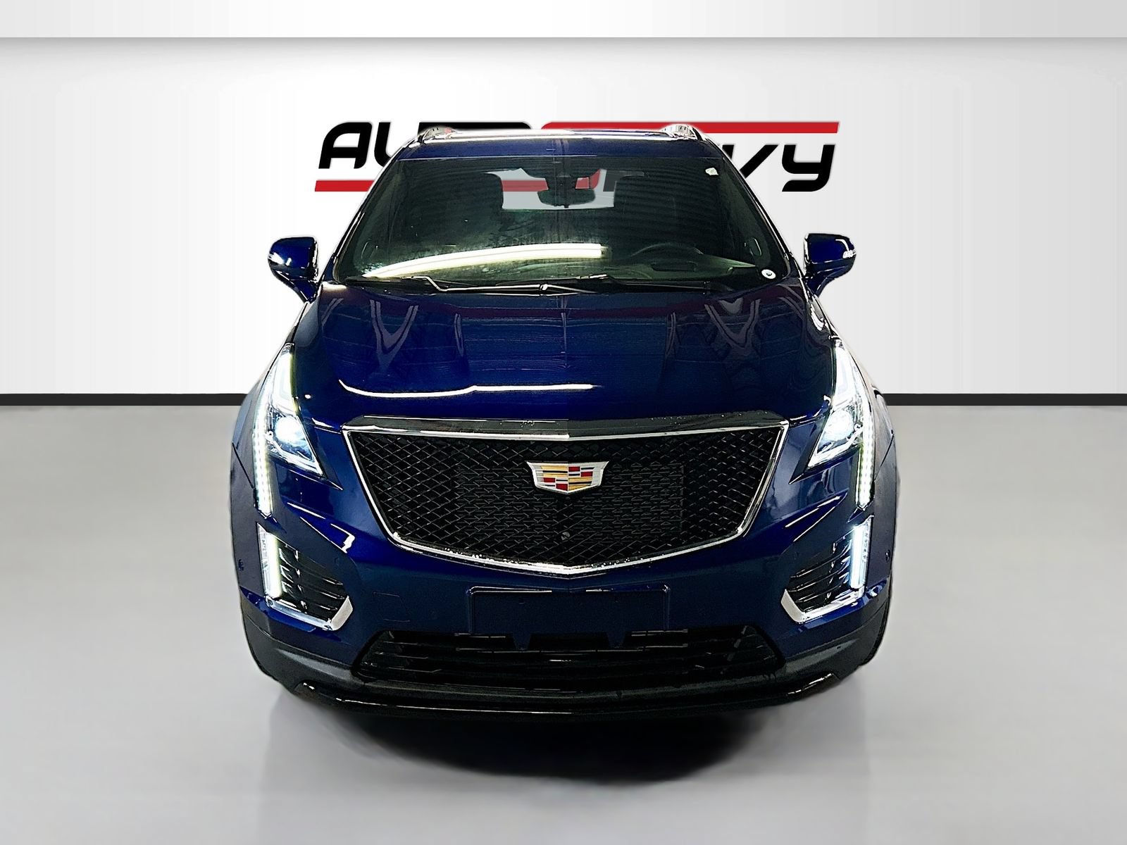 Used 2024 Cadillac XT5 Sportv w/ Platinum Package AWD/4WD image 2