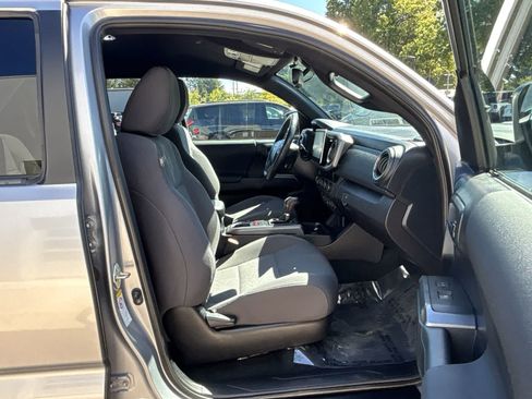 Used 2018 Toyota Tacoma TRD Sport w/ Technology Package AWD/4WD image 9