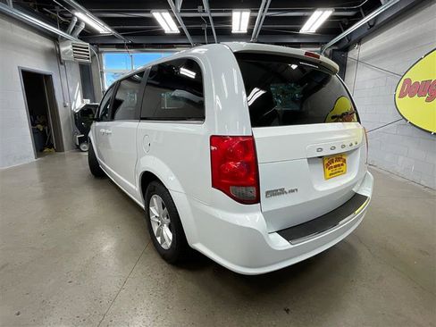 Used 2019 Dodge Grand Caravan SXT image 3
