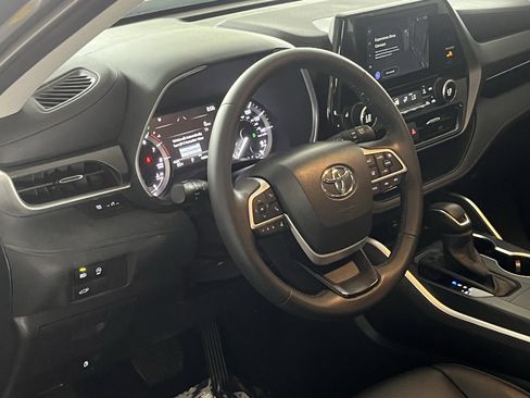 Used 2024 Toyota Highlander XLE FWD image 15