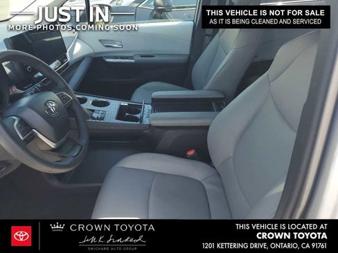 Used 2025 Toyota Sienna XLE image 3