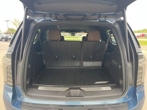 Used 2025 Chevrolet Suburban High Country AWD/4WD image 17