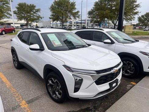Used 2025 Chevrolet Trax LT w/ LT Convenience Package FWD image 1