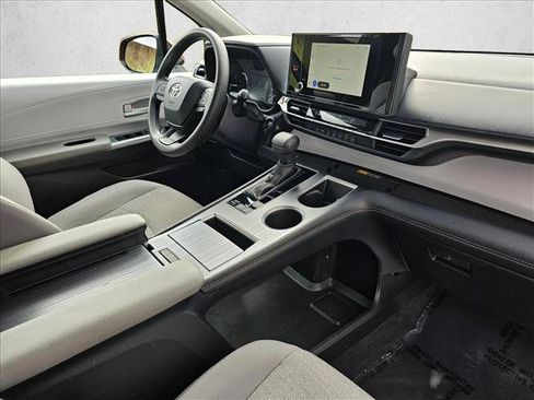 Used 2025 Toyota Sienna LE AWD/4WD image 11