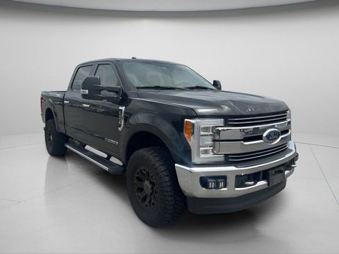 Used 2017 Ford F250 Lariat w/ Lariat Ultimate Package AWD/4WD image 2