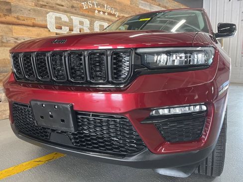 Used 2023 Jeep Grand Cherokee Limited w/ Black Appearance Package AWD/4WD image 8