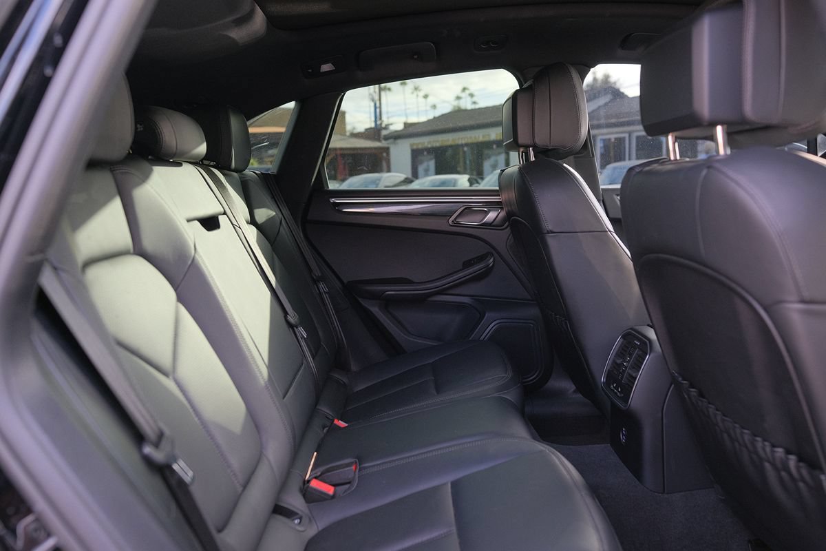Used 2023 Porsche Macan Turbo AWD/4WD image 33