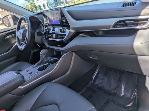 Certified 2024 Toyota Highlander XLE image 24