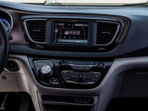 Used 2022 Chrysler Voyager LX FWD image 18