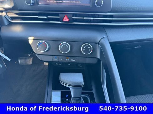 Used 2023 Hyundai Elantra SE w/ Preferred Accessory Package image 19