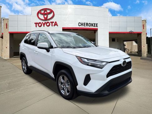 Used 2025 Toyota RAV4 XLE FWD image 3