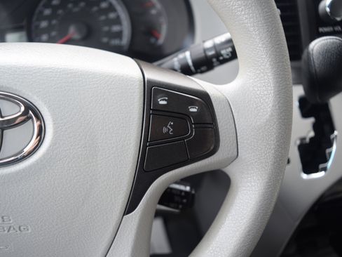 Used 2012 Toyota Sienna LE image 5