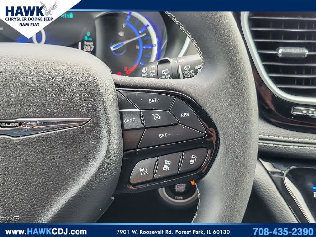 Certified 2024 Chrysler Pacifica Premium FWD image 17