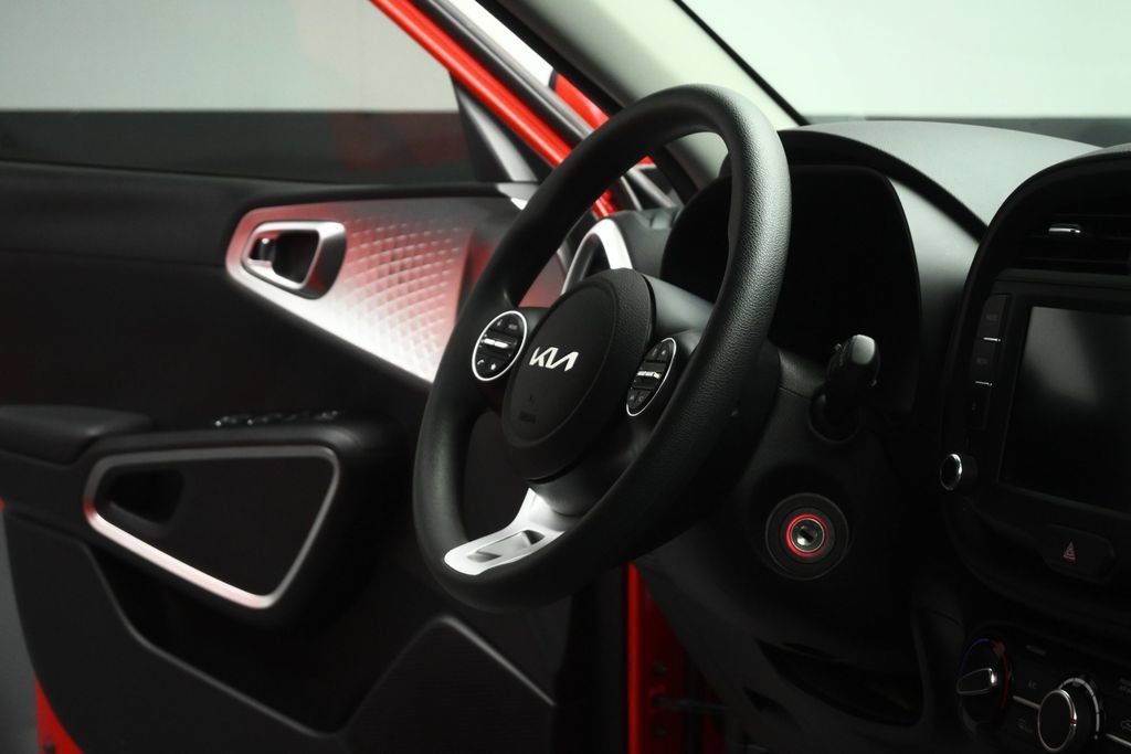 Used 2025 Kia Soul LX w/ LX Technology Package FWD image 59