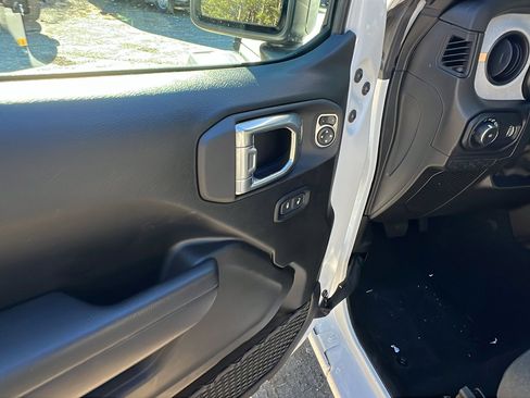 Used 2024 Jeep Wrangler Sport S image 15